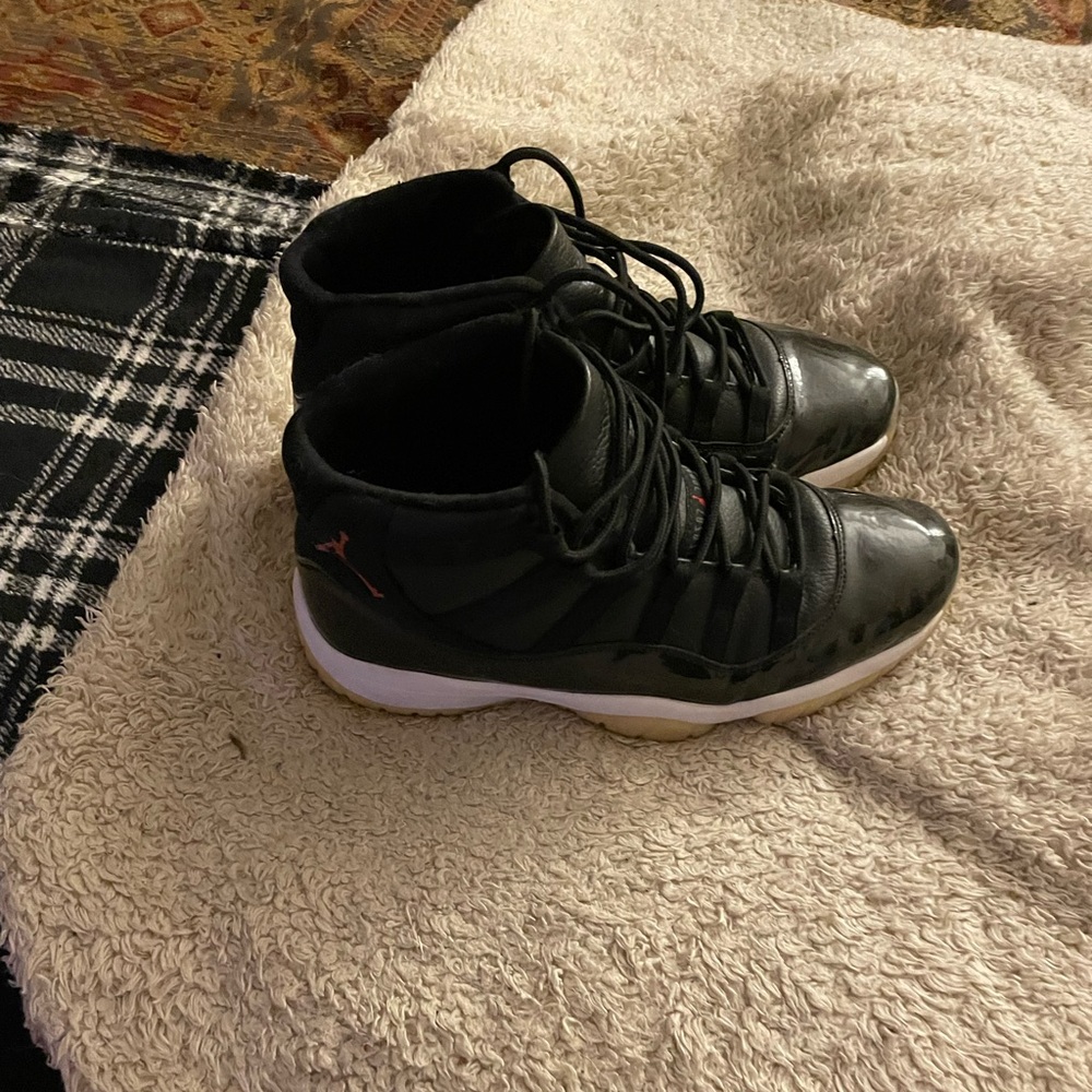 @airjordan 11 retro black w/red logo